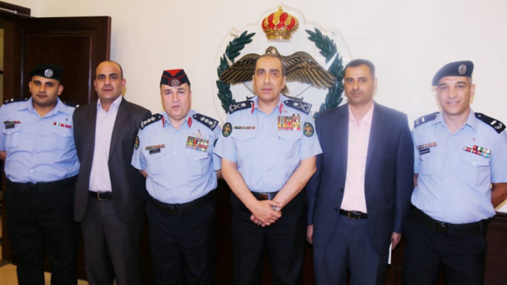 الحمود يكرم مواطنين وكوكبة من رجال الامن لجهوهم وتميزهم الشرطي