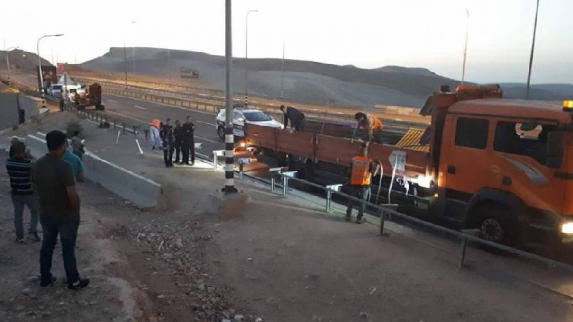 الاحتلال يستقدم الياته لهدم الخان الاحمر