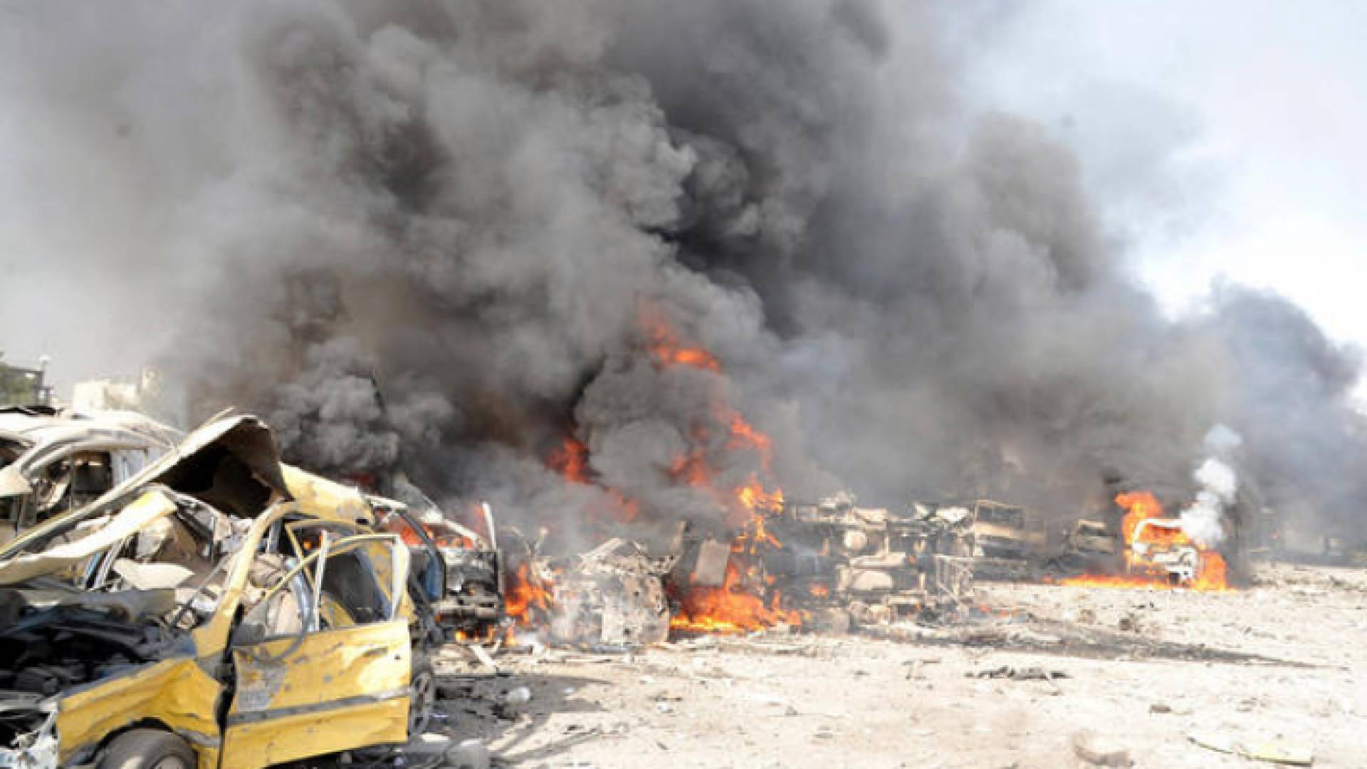 مقتل 18 شخصا بتفجير سيارة مفخخة في شرق سوريا