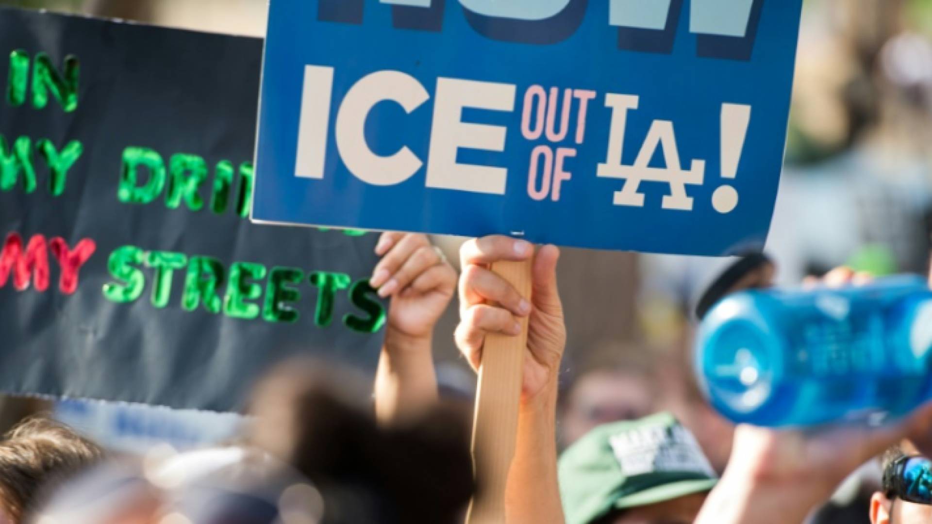 الصورة من تظاهرة احتجاج على فصل الاطفال عن اهاليهم المهاجرين