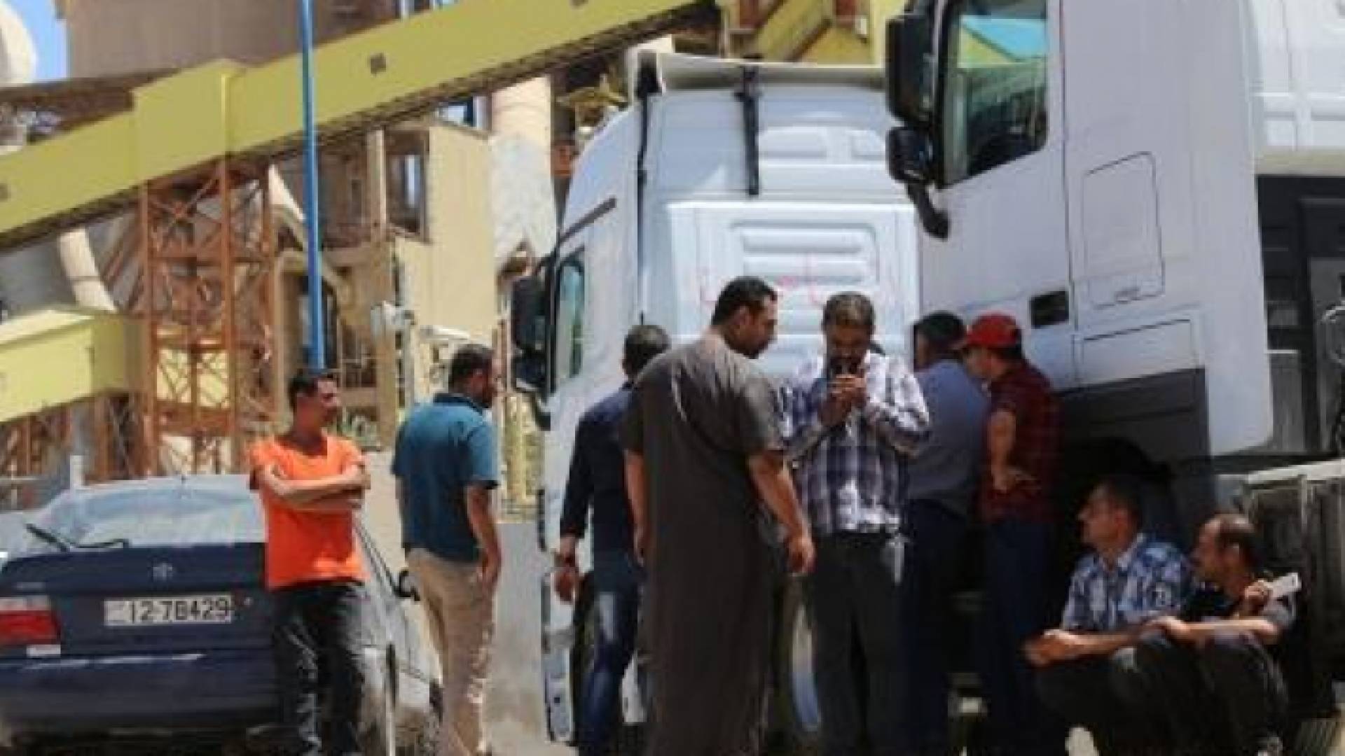 وقفة احتجاجية لأصحاب شاحنات نقل اسمنت بالمفرق ضد تضارب الأسعار