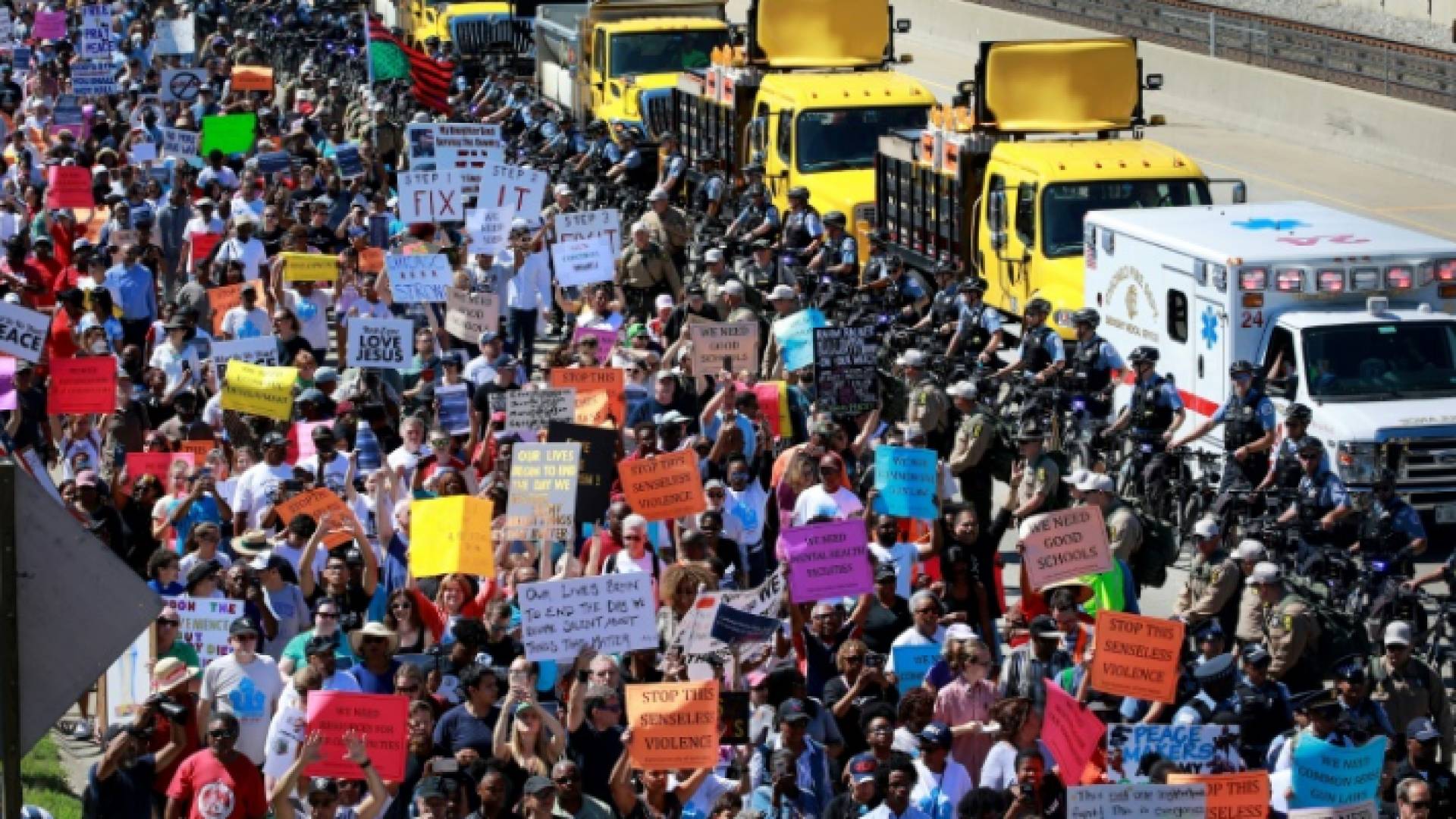 الآلاف يتظاهرون في شيكاغو ضد الأسلحة النارية