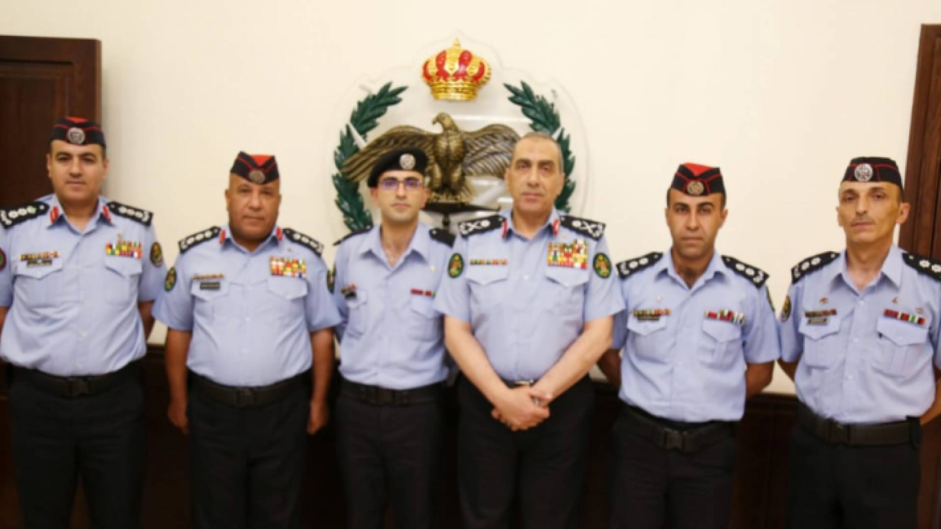 اللواء الحمود يكرم ملازم من مرتبات الأمن العام لحسه الأمني