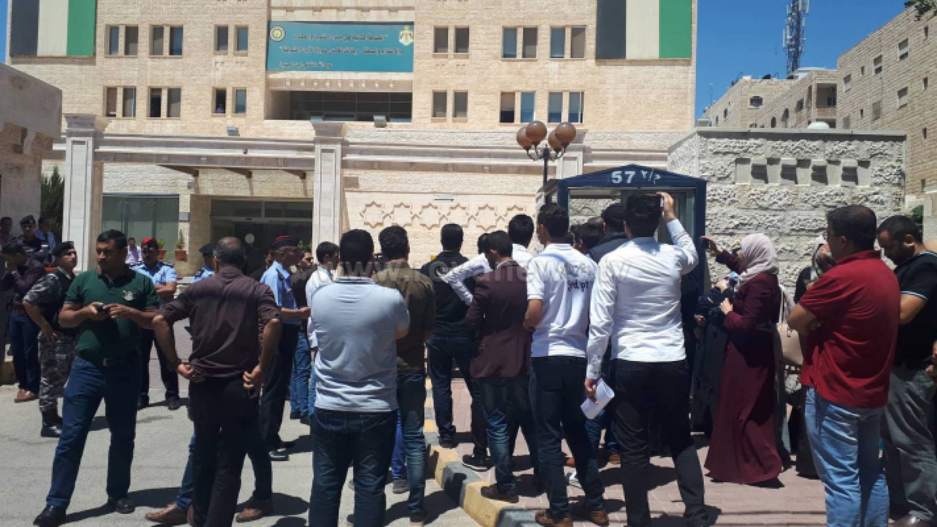 جانب من الوقفة الاحتجاجية أمام مبنى ديوان الخدمة المدنية