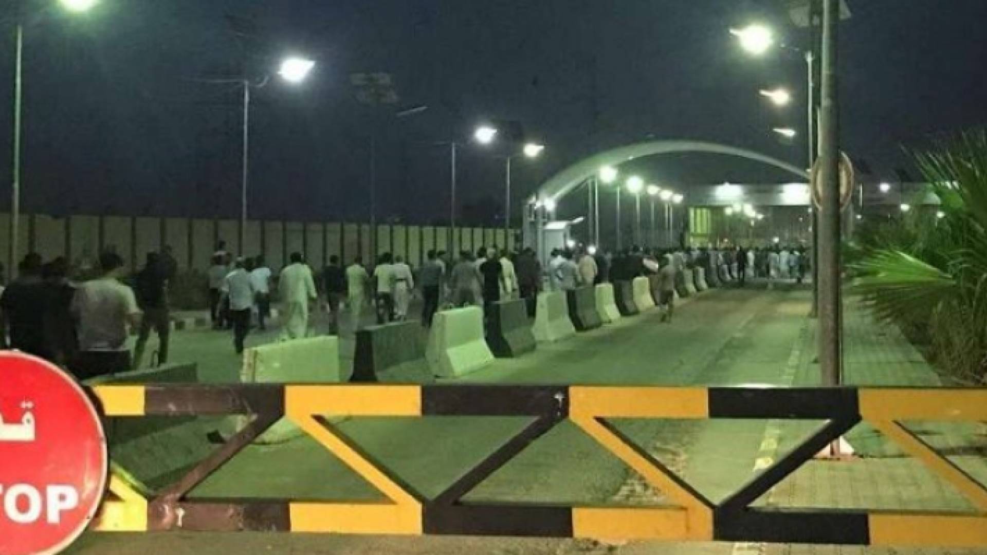 متظاهرون في مطار النجف