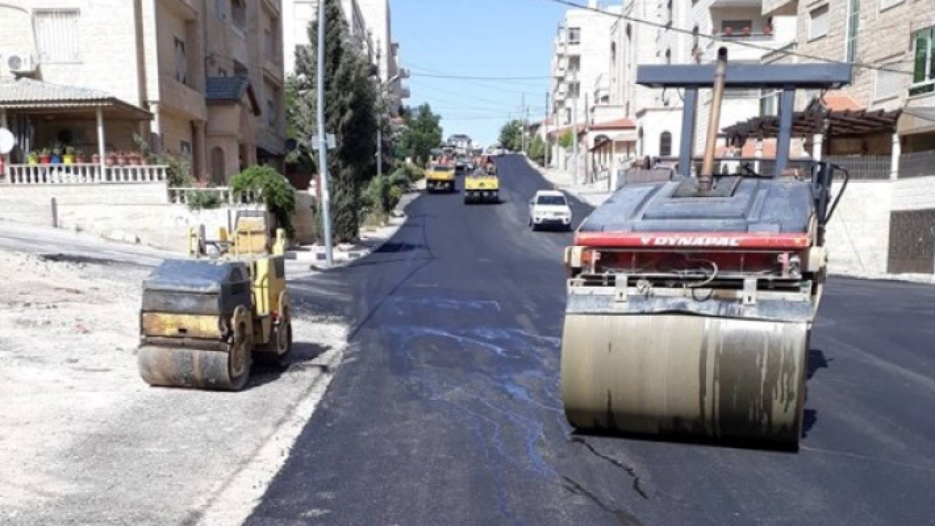 أمانة عمان تواصل أعمال التعبيد ضمن الخطة السنوية للمناطق