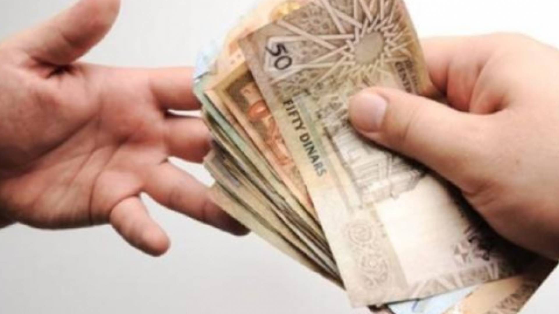 الحكومة تبدأ بصرف رواتب القطاع العام اعتبارا من الاحد