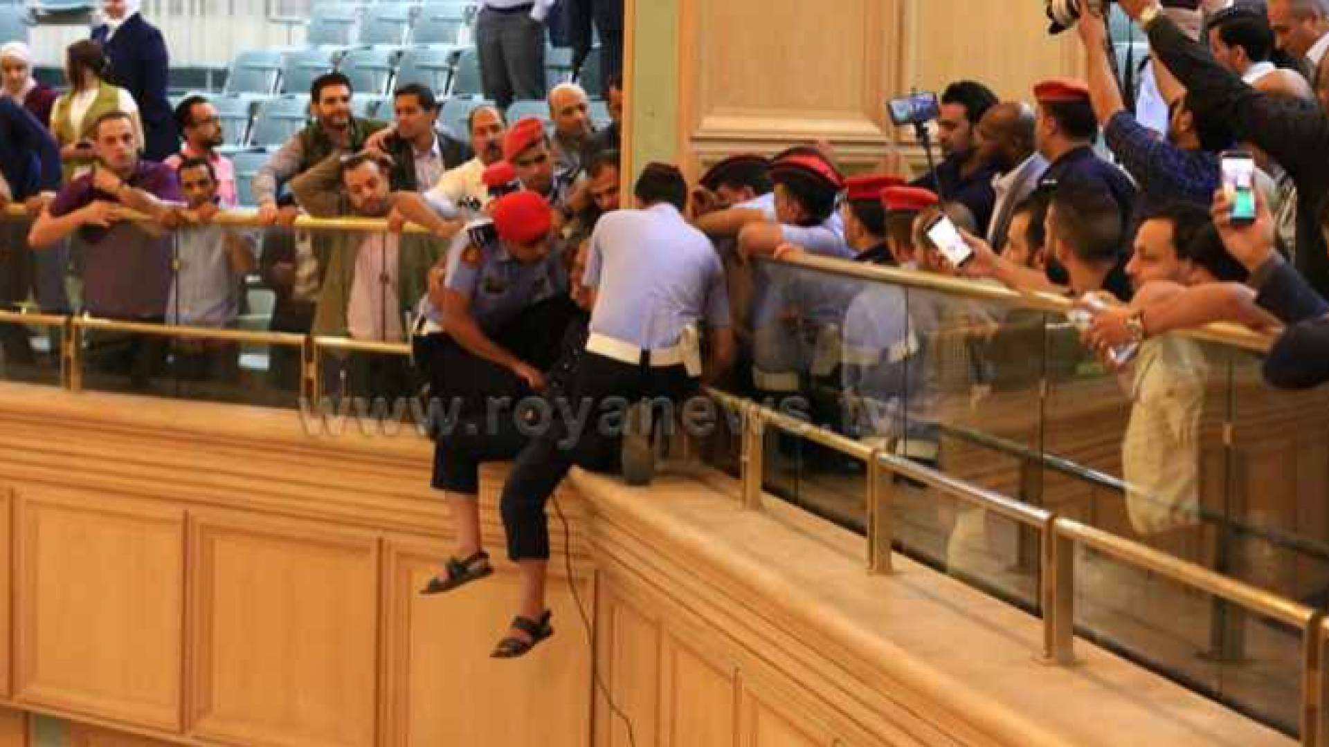 صورة تظهر الشخص الذي حاول الانتحار من شرفات المجلس