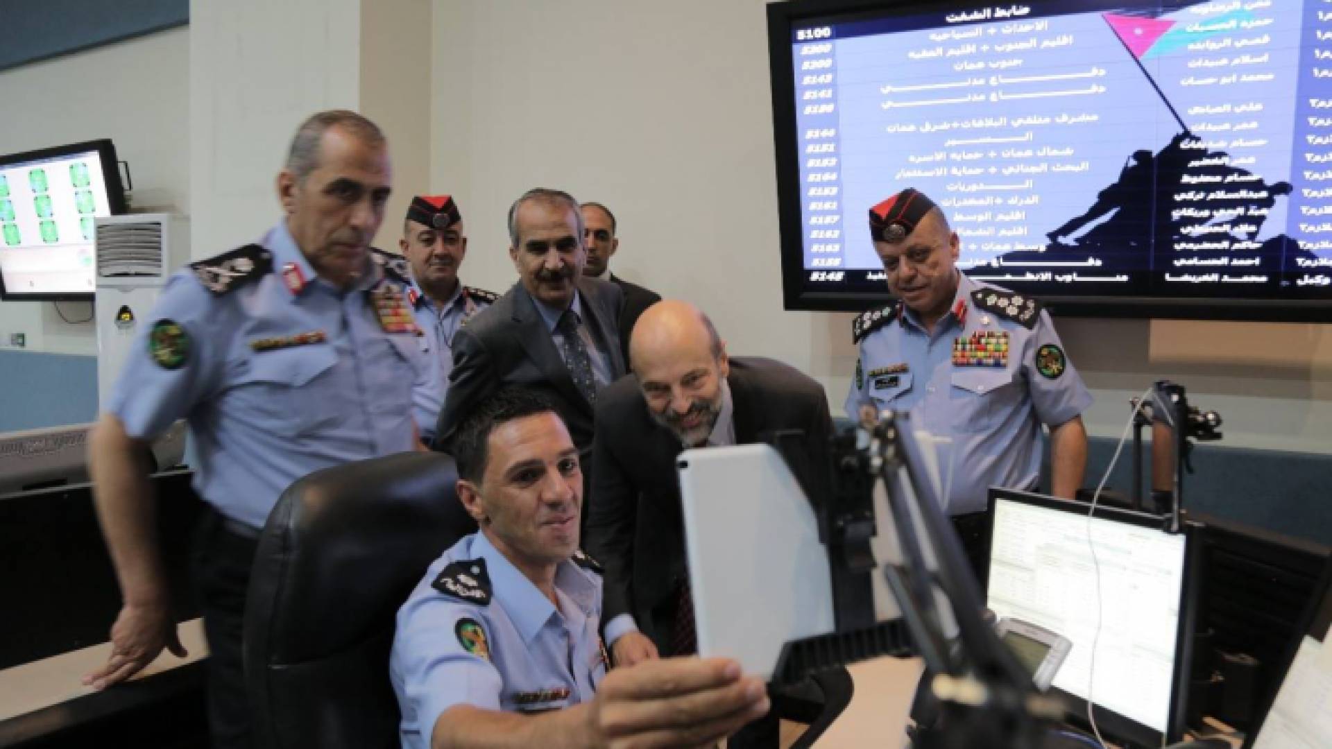 الرزاز يتواصل مع مواطن من خلال خدمة الصم والبكم في "الأمن العام"