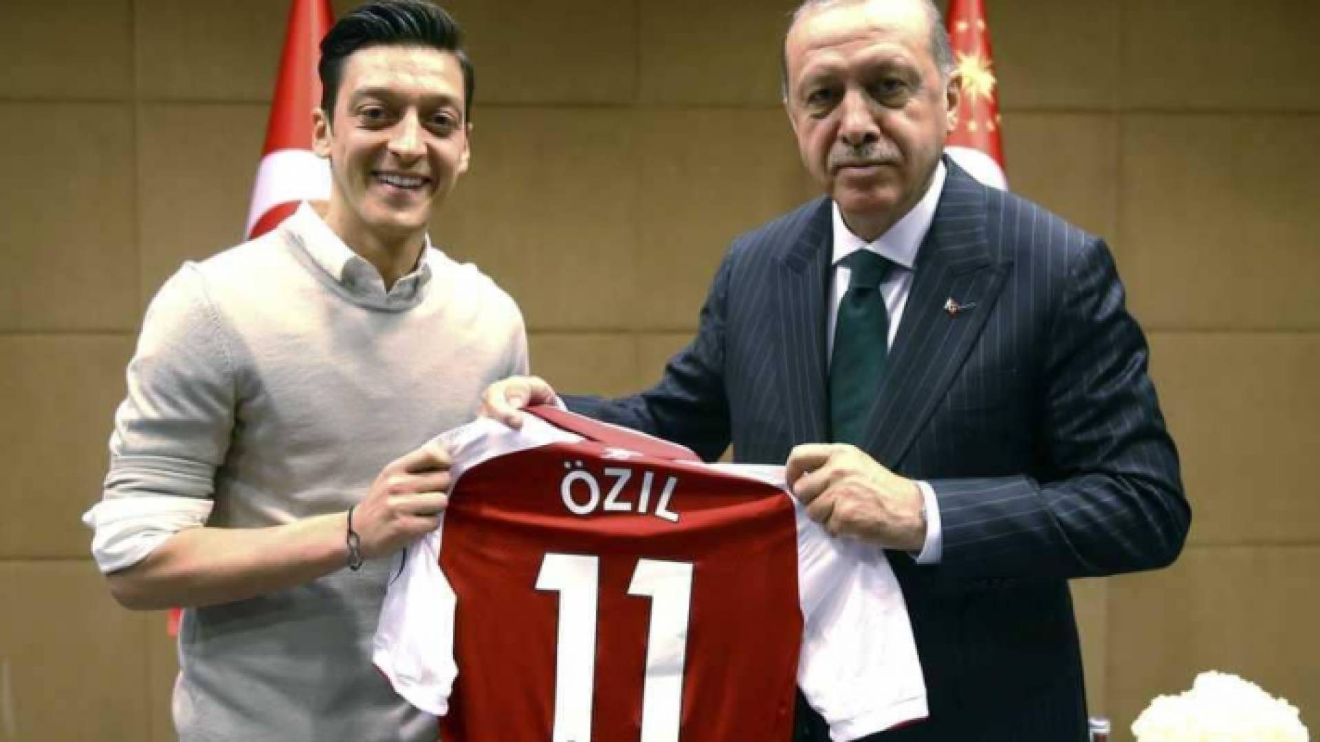 صورة اوزيل مع الرئيس التركي