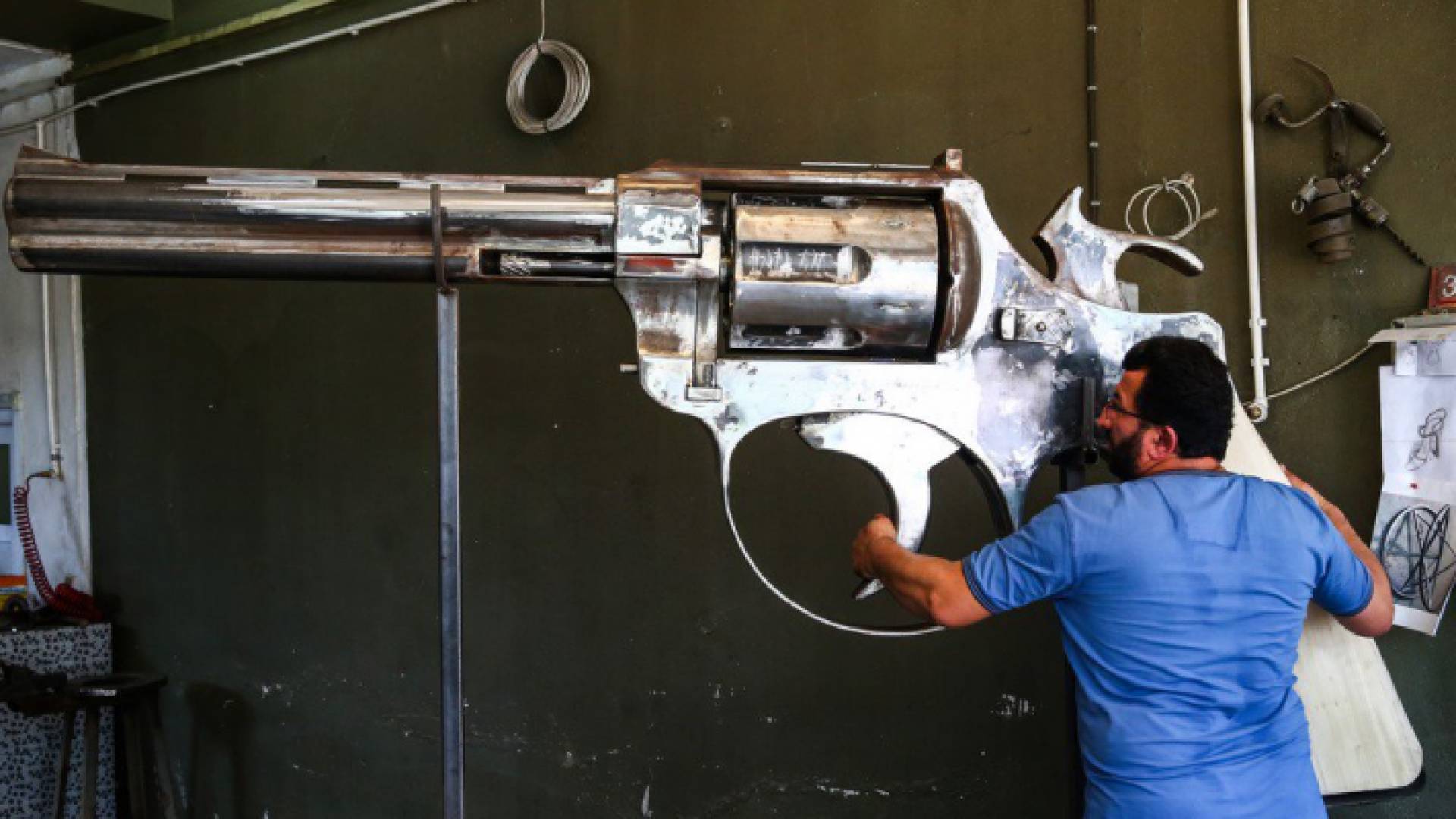 حداد تركي يصنع أضخم مسدس في العالم!