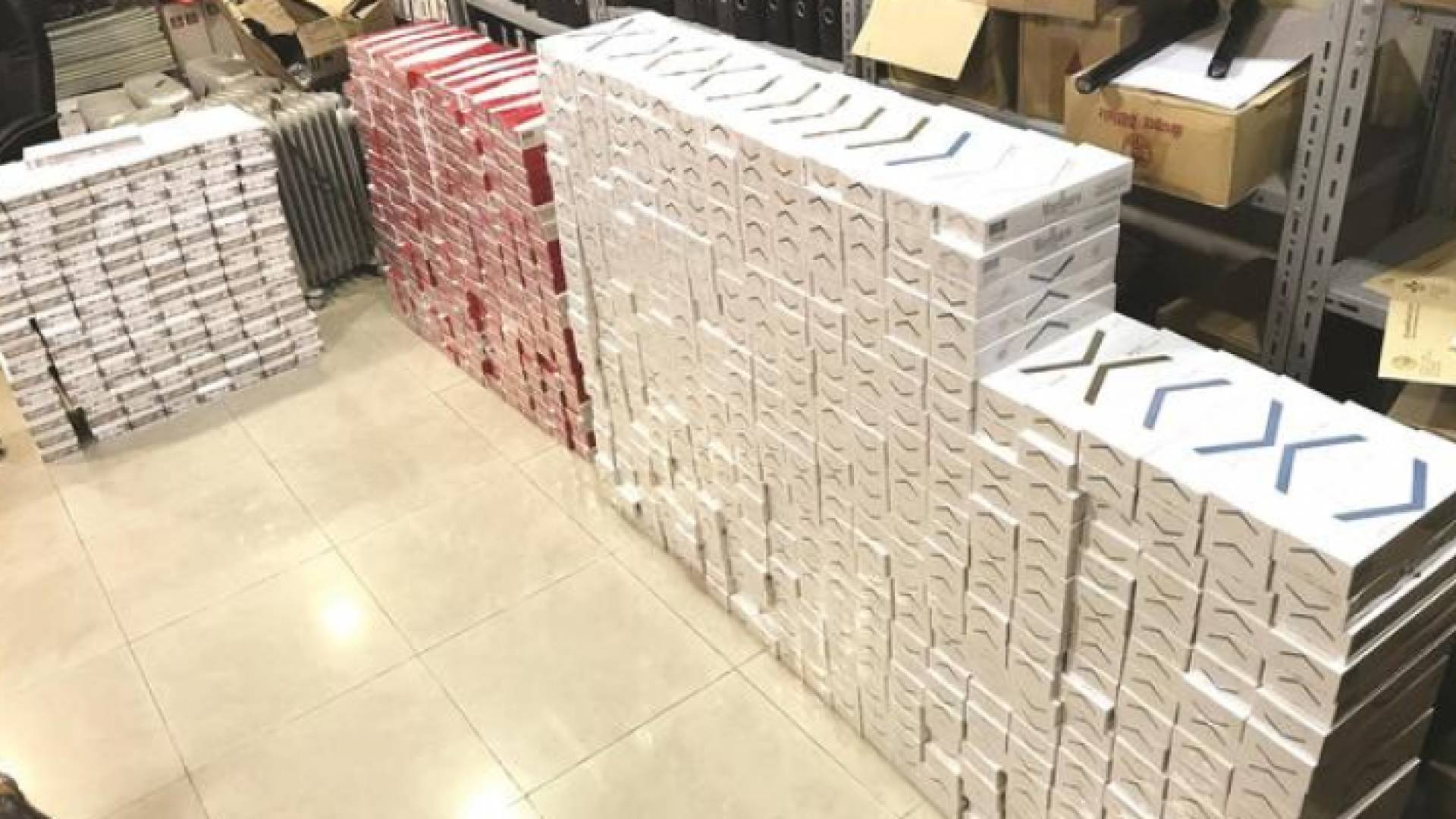 ثلاثة أشقاء سعوديون يحاولون تهريب 1915 "كروز" دخان