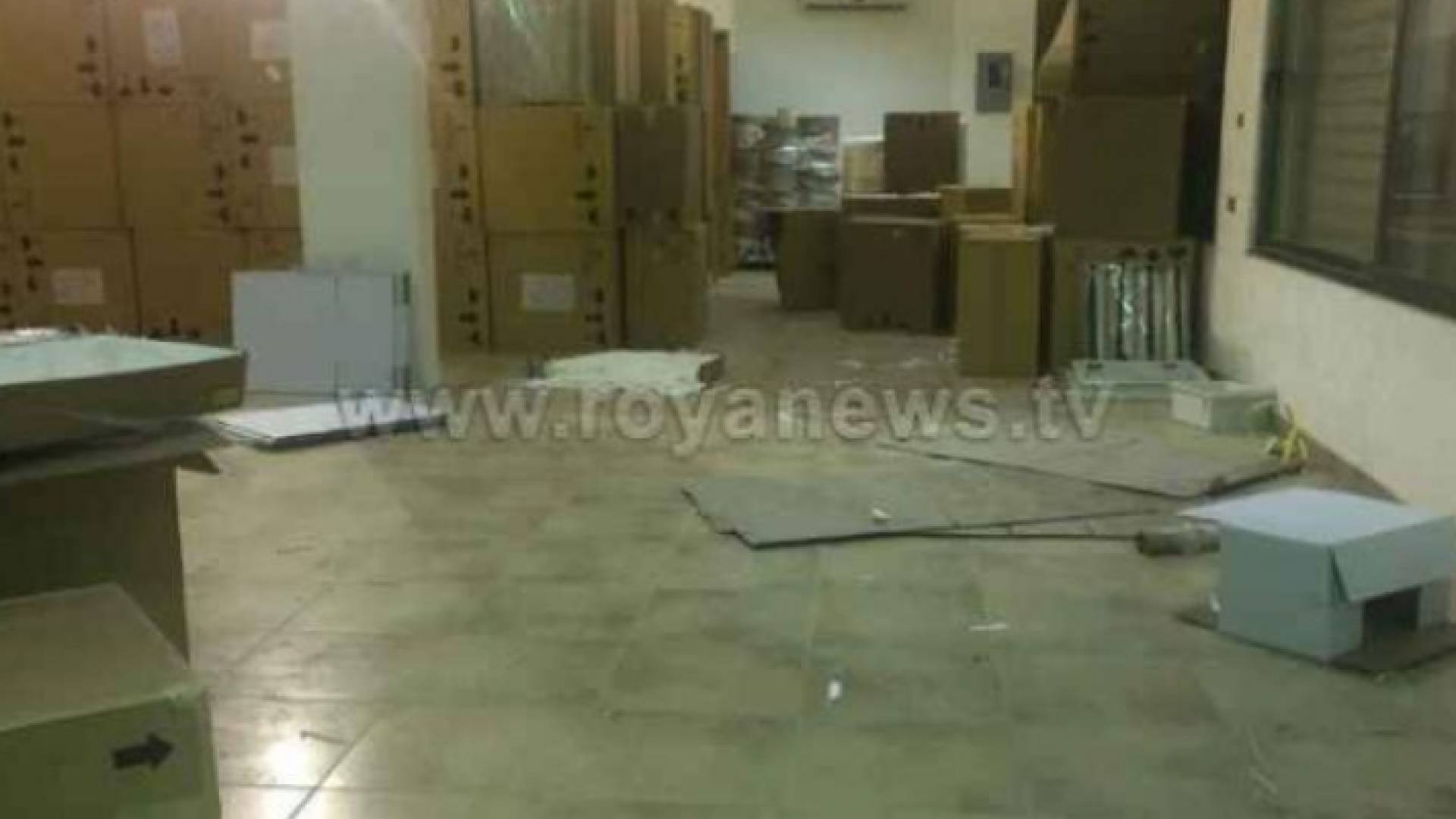 من داخل مصنع الدخان الذي ضبطه في الشونة الجنوبية