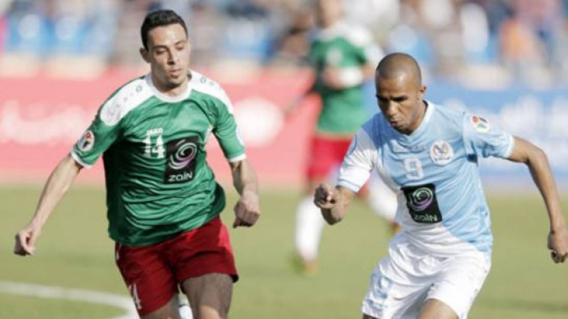 لاعب الفيصلي ياسين البخيت ولاعب الوحدات صالح راتب _ ارشيفية