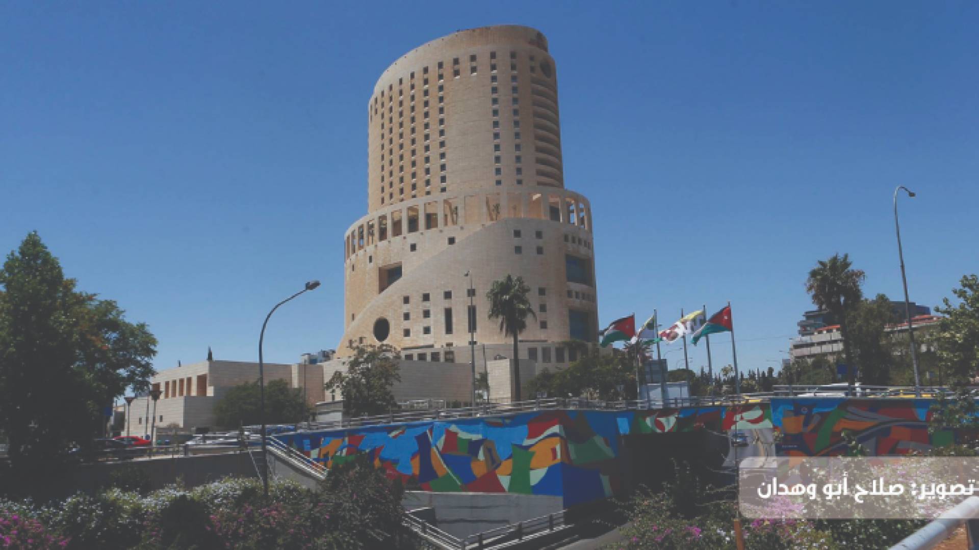 استكمال وترميم جدارية الدوار الثالث "قمر عمان" برعاية دهانات ناشونال
