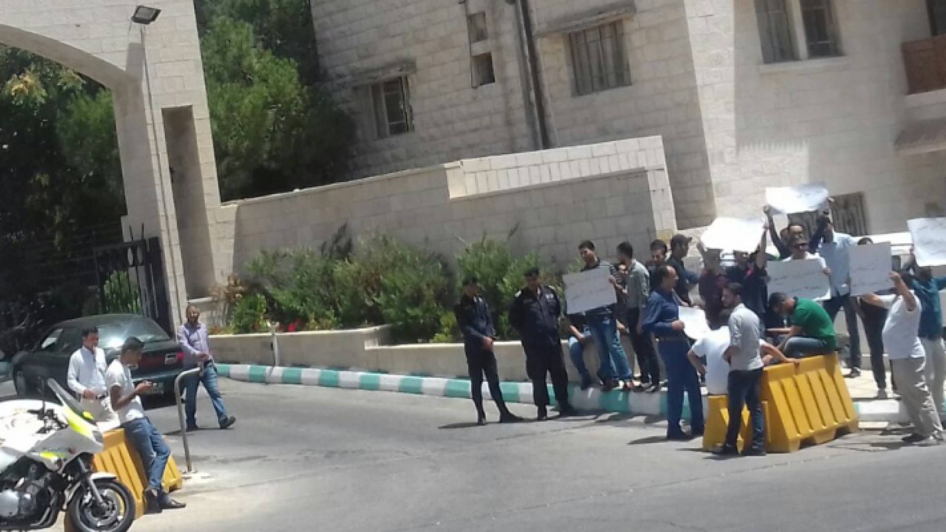 جانب من الوقفة الاحتجاجية امام مبنى وزارة التربية والتعليم