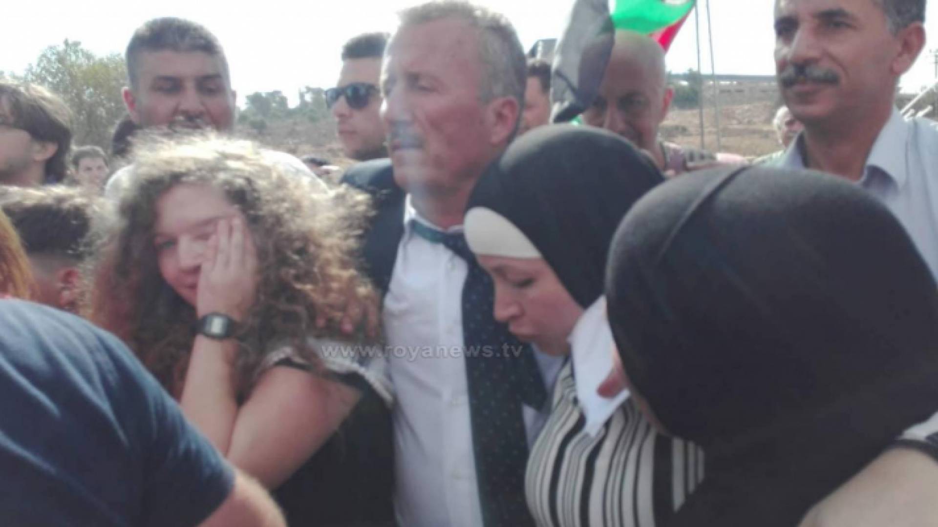 عهد التميمي ووالدتها تعانقان الحرية بعد ثمانية أشهر في سجون الاحتلال