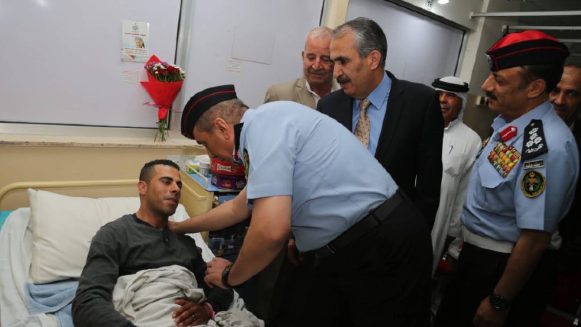 المبيضين والحمود يعودان رقيب السير تعرض للاعتداء