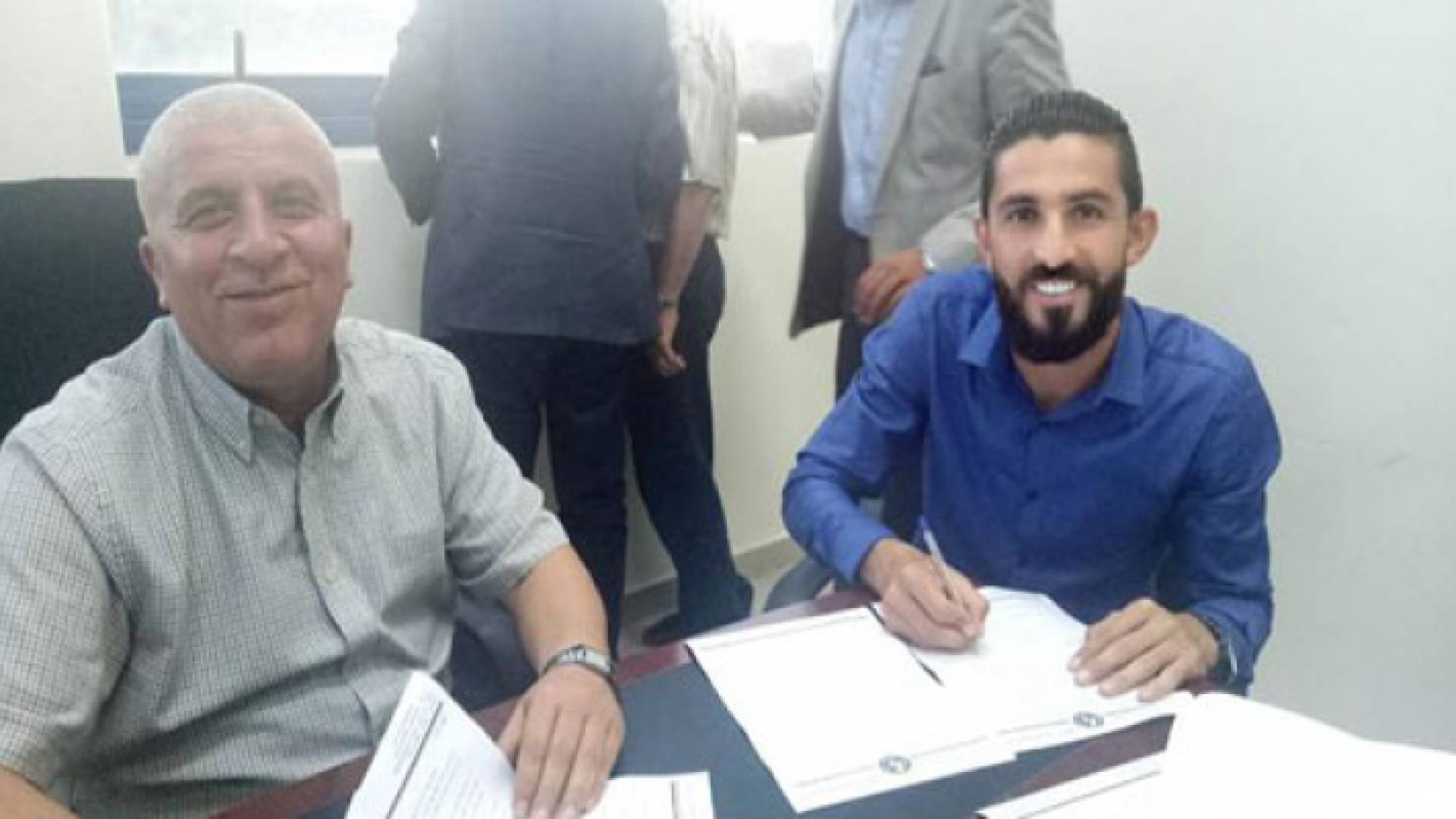 الرواشدة اثناء توقيع العقد