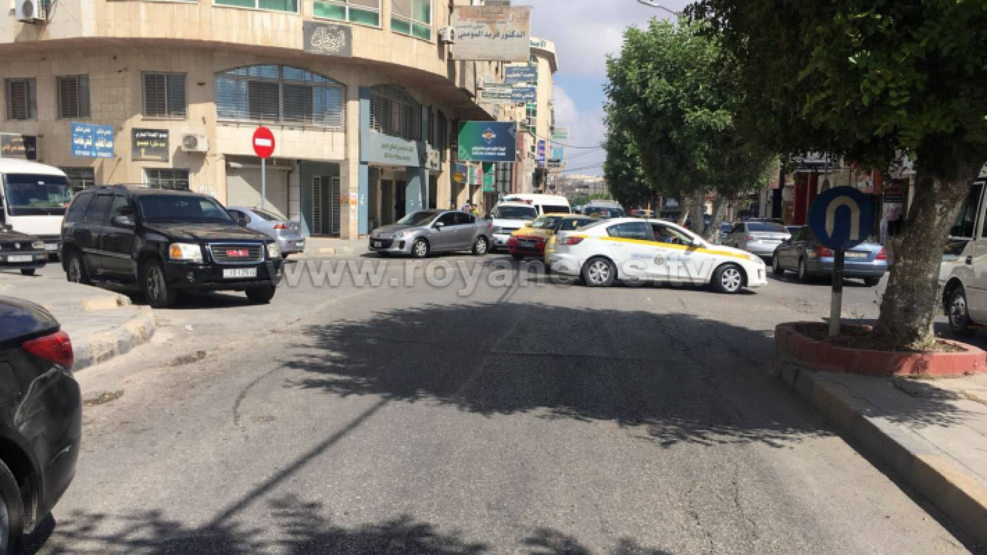 الصورة من أمام البنك في اربد