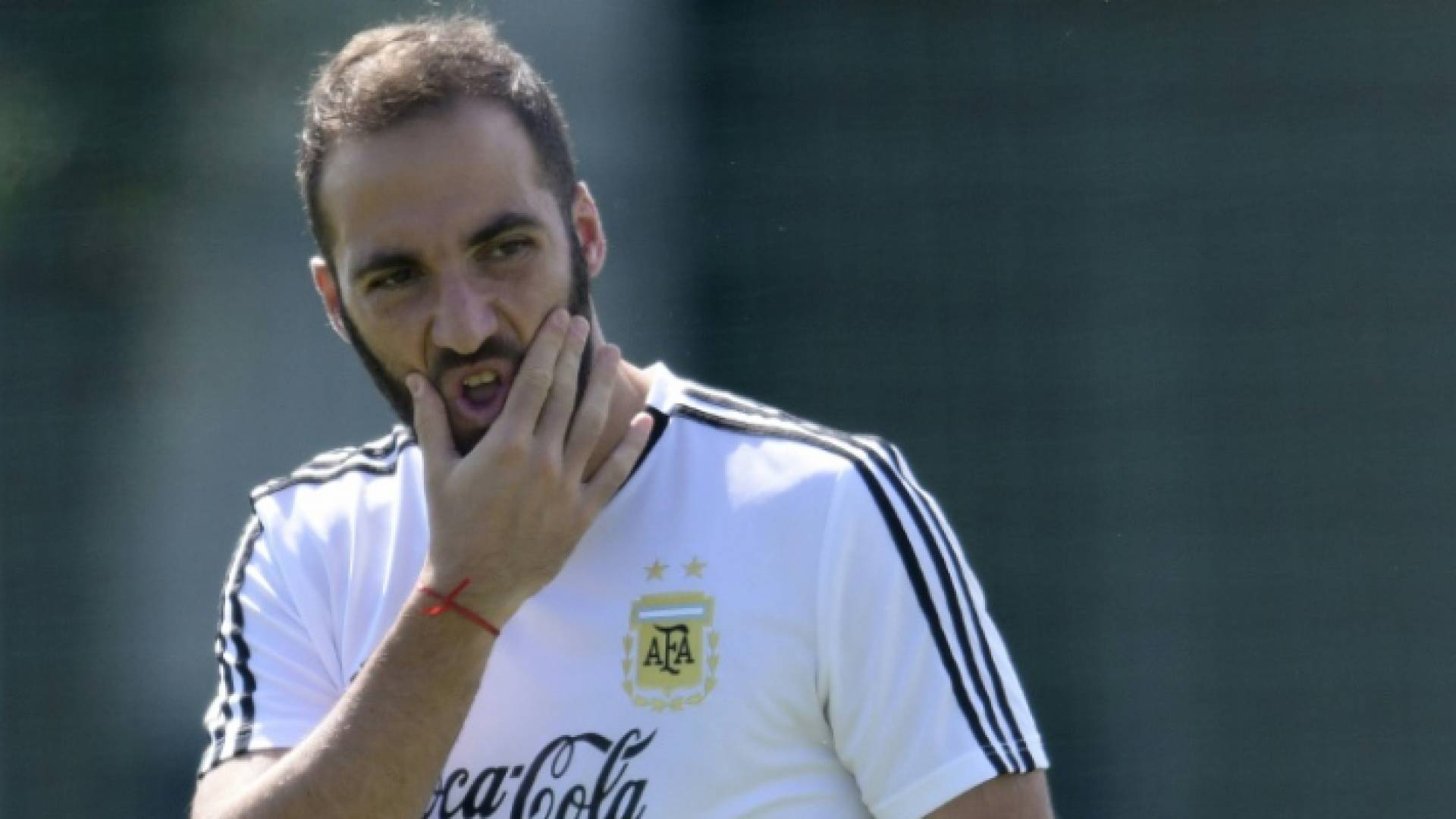 المهاجم الدولي الارجنتيني غونزالو هيغواين