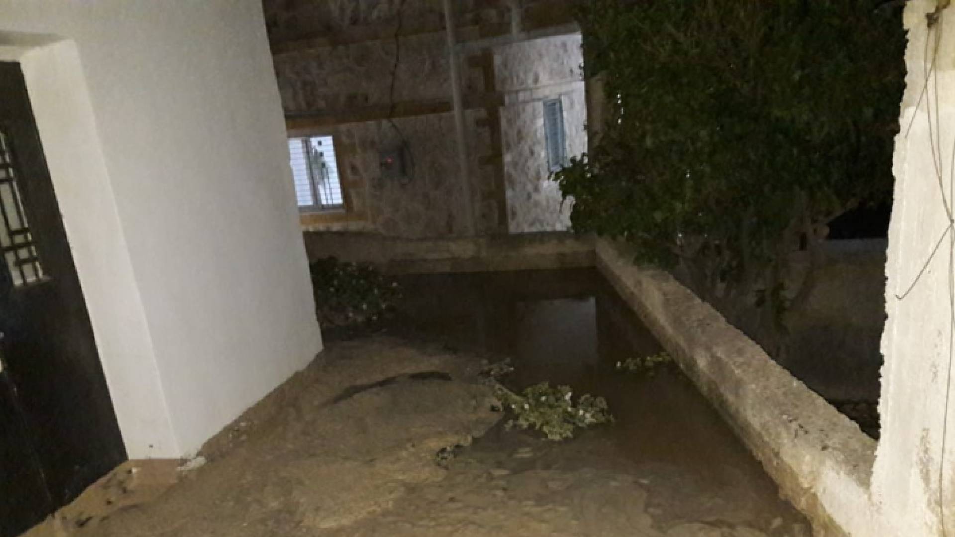 مياه خزان بيت راس تداهم المنازل