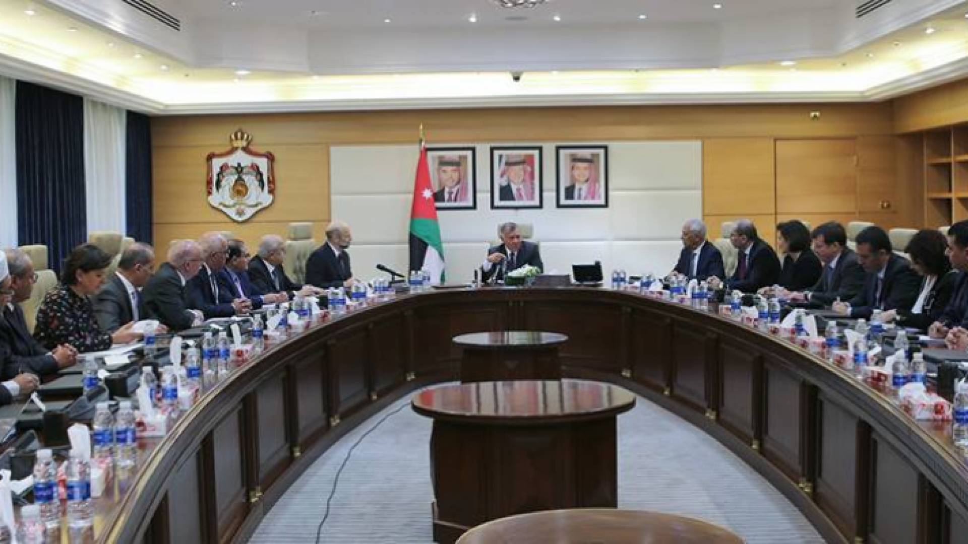 جانب من اجتماع الملك بالوزراء