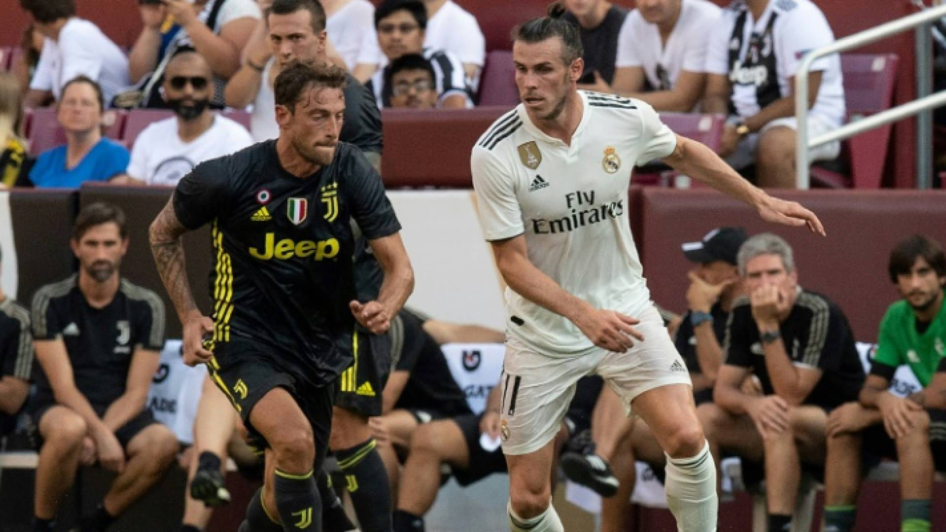 لاعب ريال مدرييد غاريث بايل و نظيره من نادي يوفنتوس كلاوديو ماركيزيو خلال اللقاء