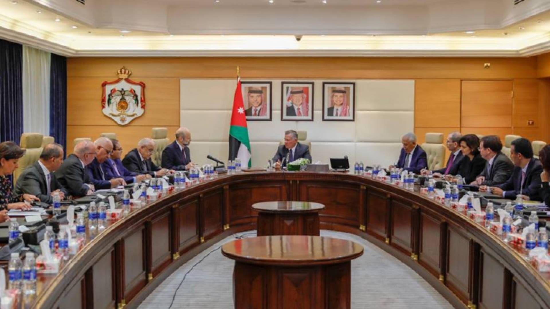 جانب من اجتماع الملك بالوزراء