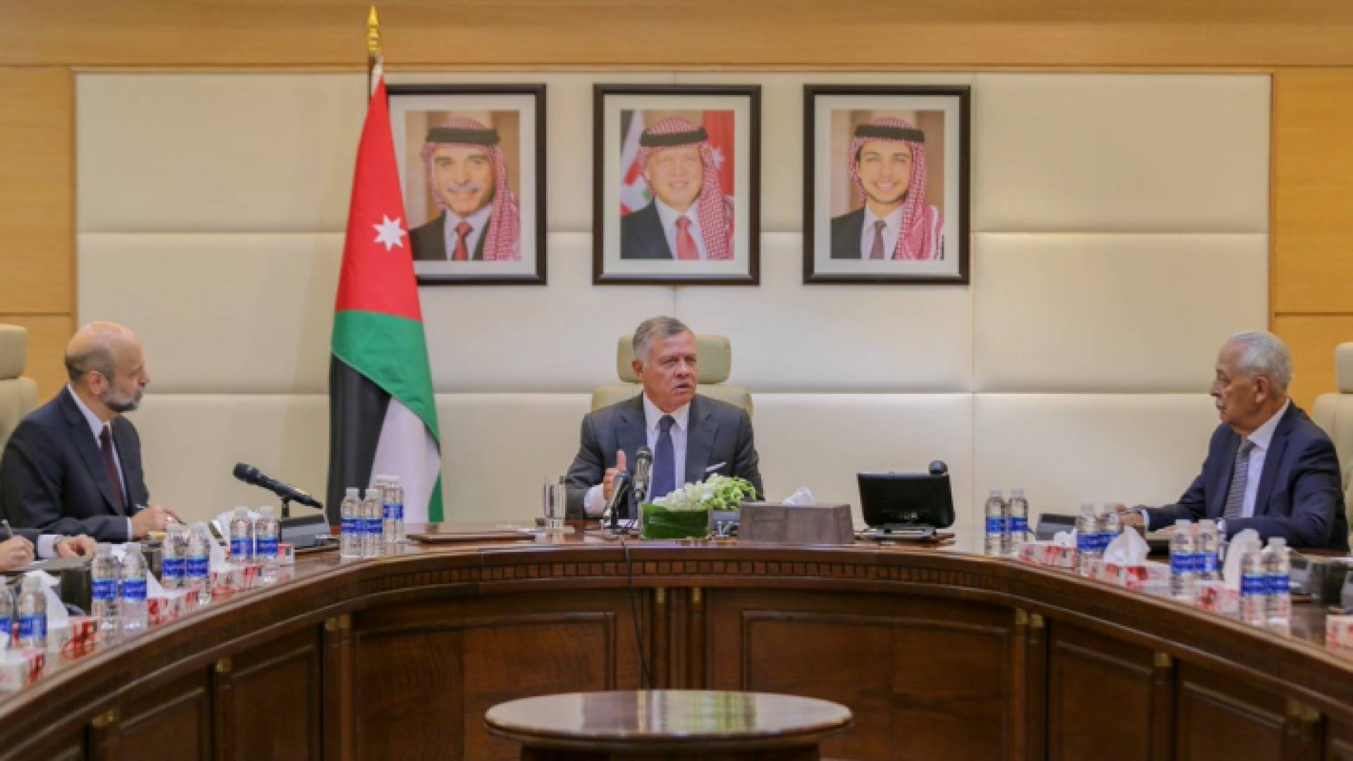 جانب من اجتماع الملك بالوزراء