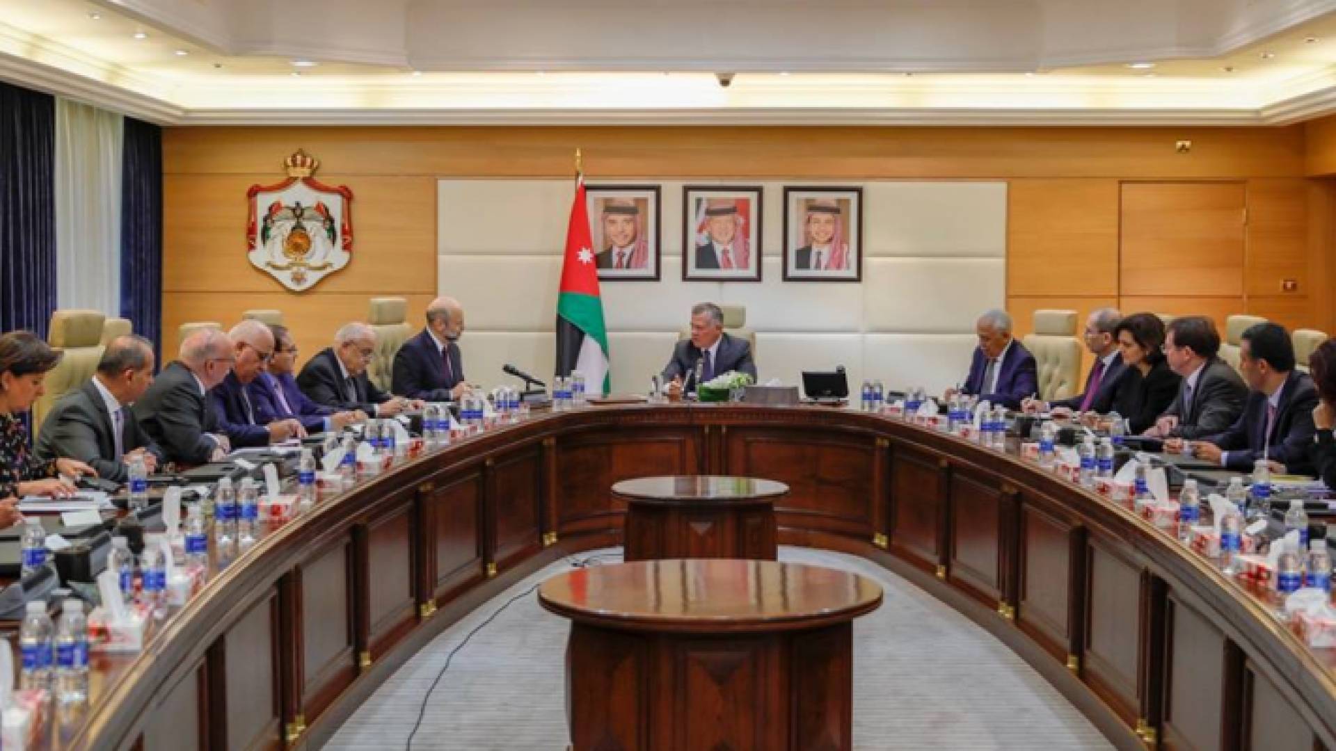 جانب من اجتماع الملك بالحكومة