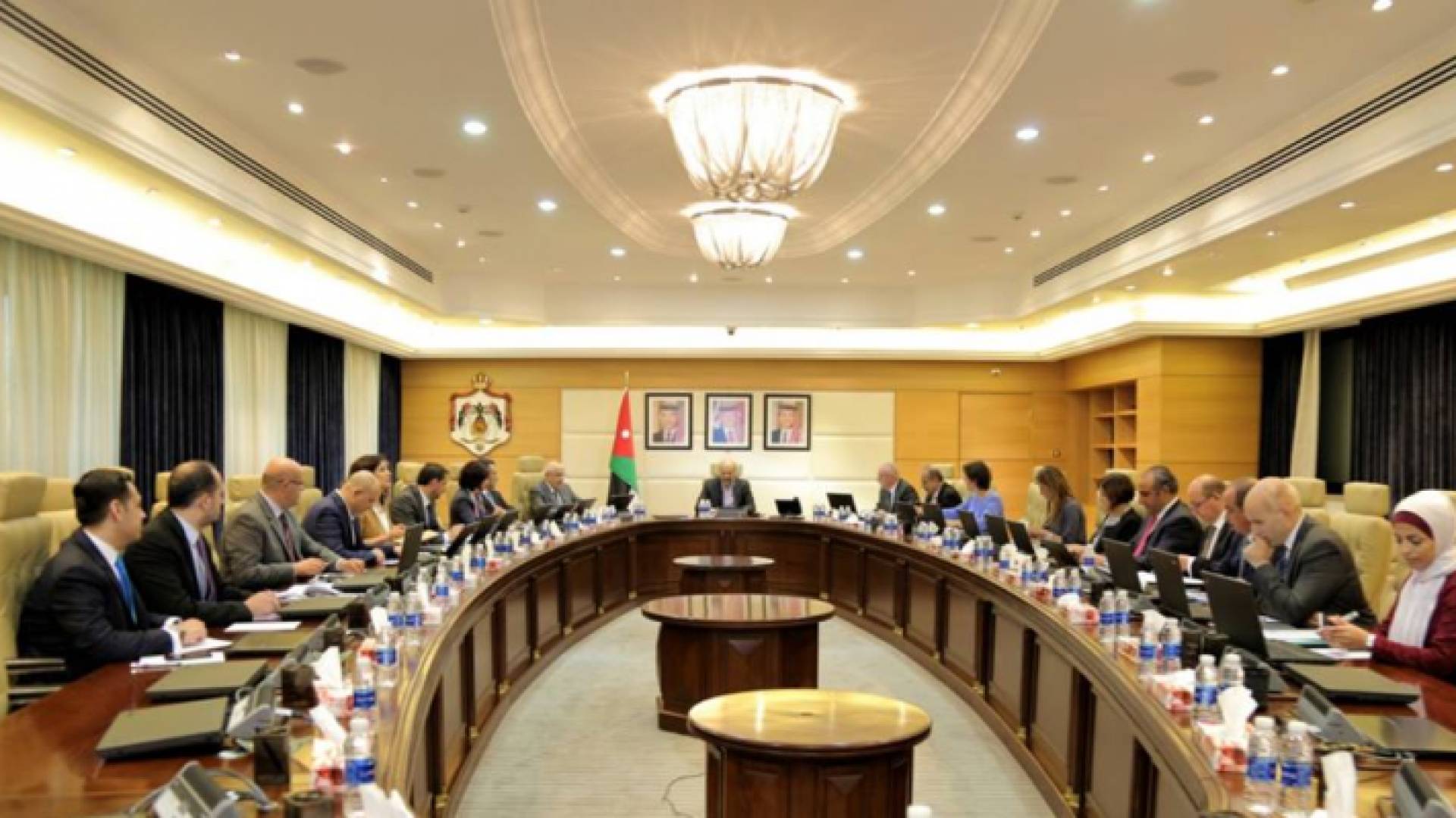 جانب من اجتماع الفريق الاقتصادي الحكومي