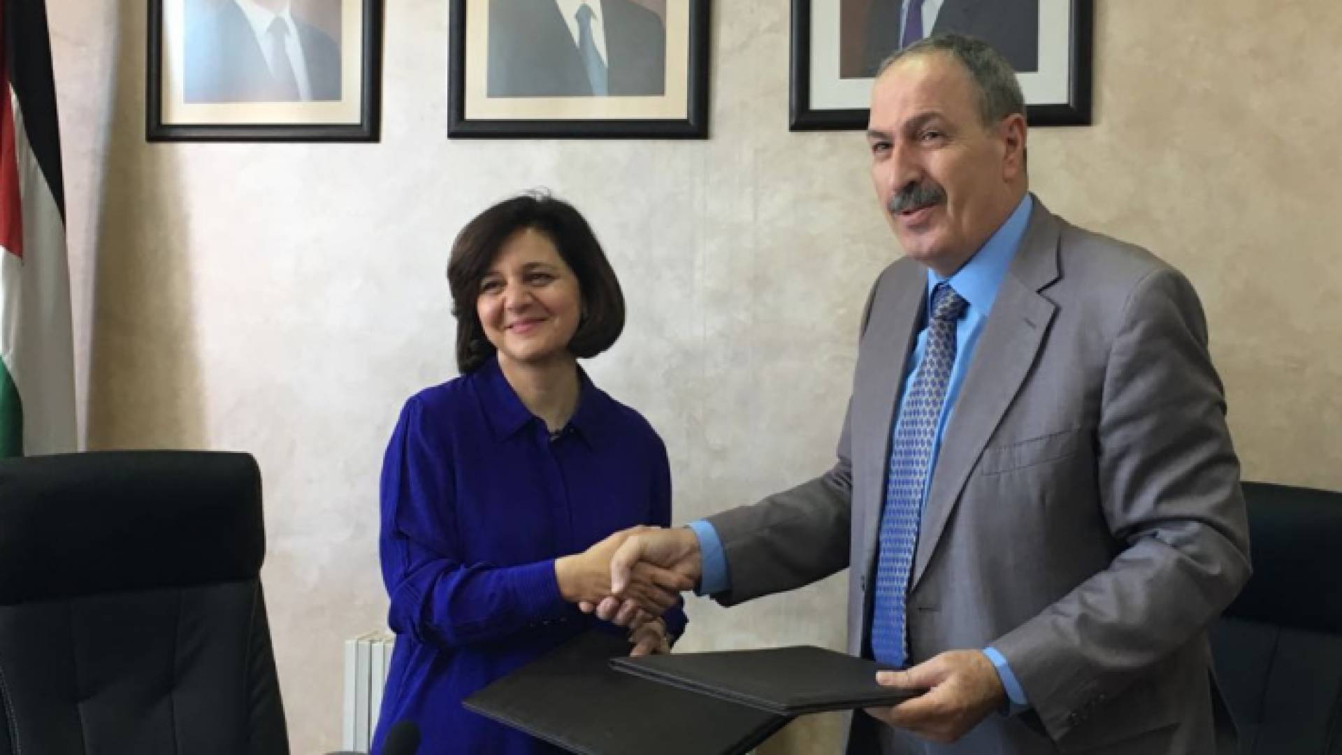 جانب من توقيع الاتفاقية