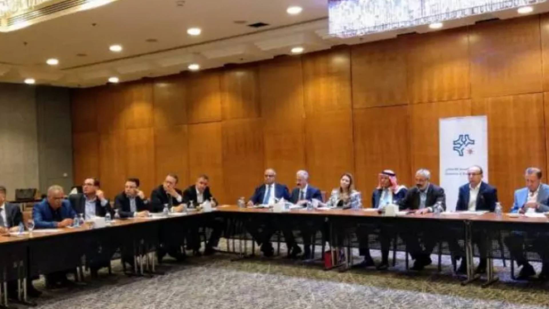 من الجلسات الحوارية