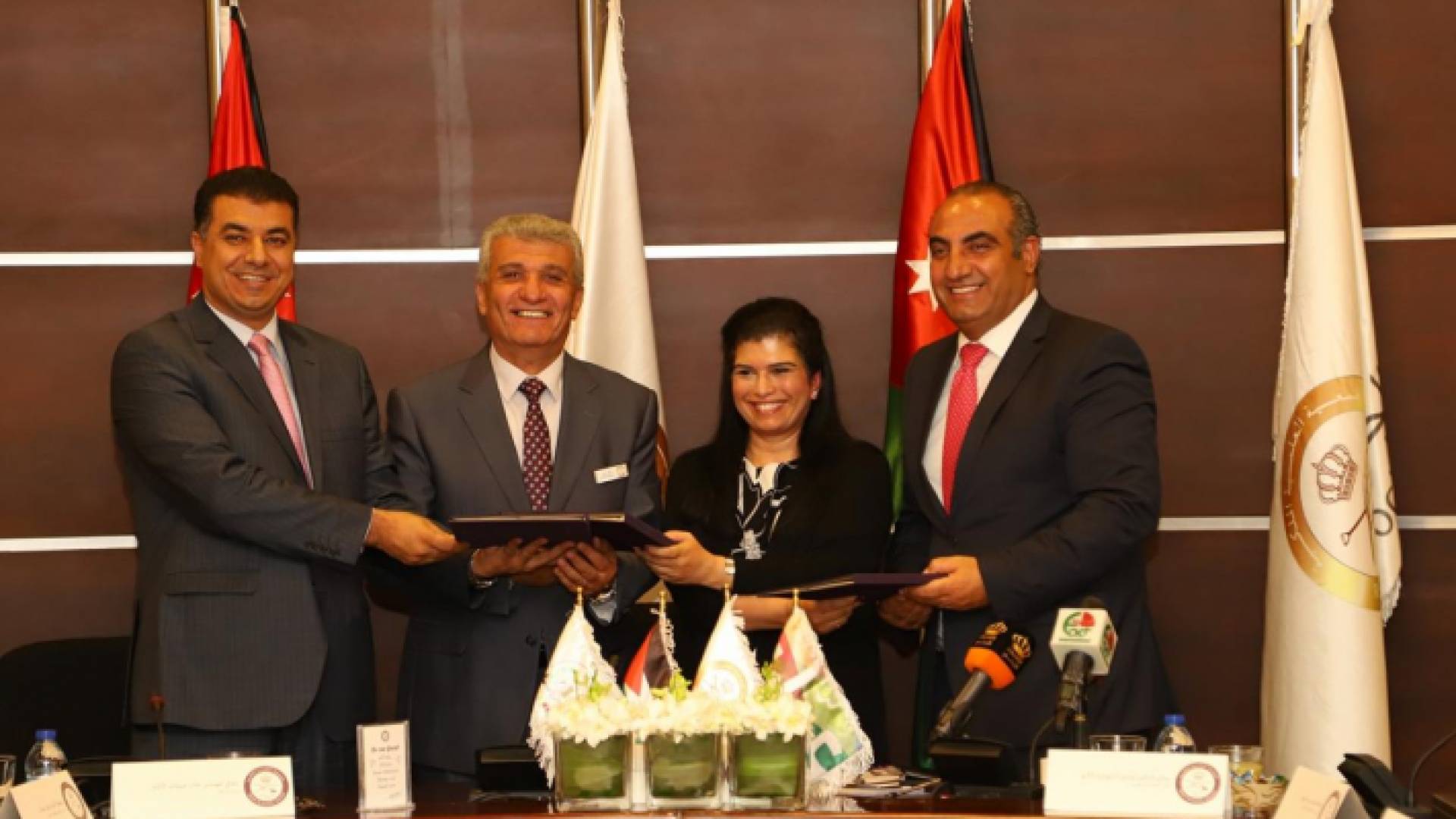 جانب من توقيع الاتفاقية