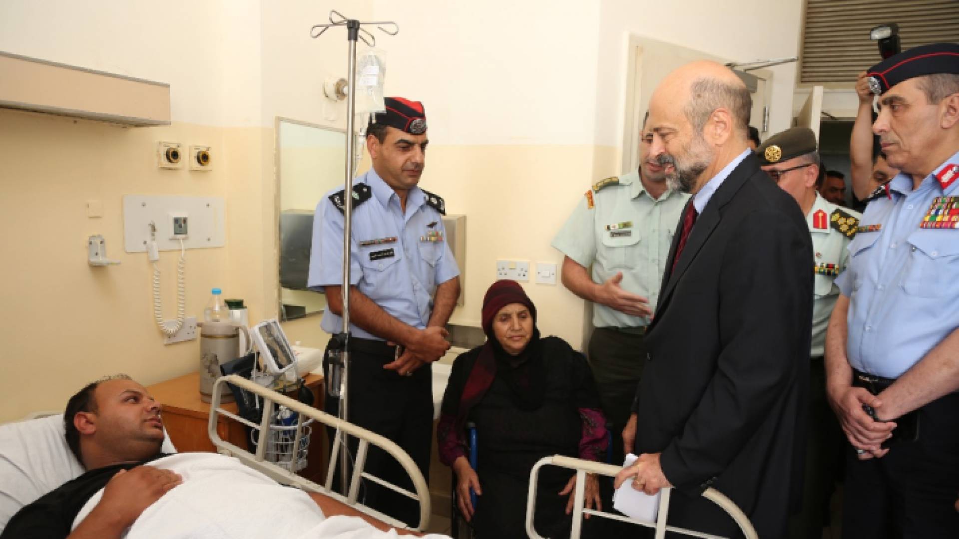 الرزاز يعود أحد مرتبات "مكافحة المخدرات"
