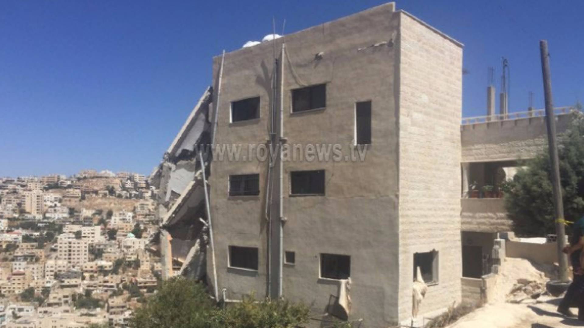 صورة من محيط المبنى الذي تمت مداهمته بالسلط