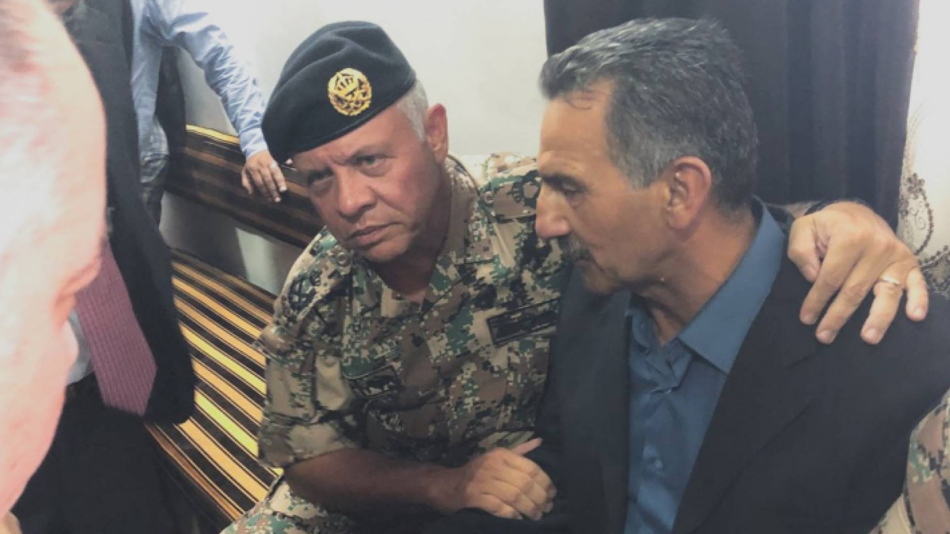 الملك يقدم واجب العزاء بالشهيد محمد الهياجنة