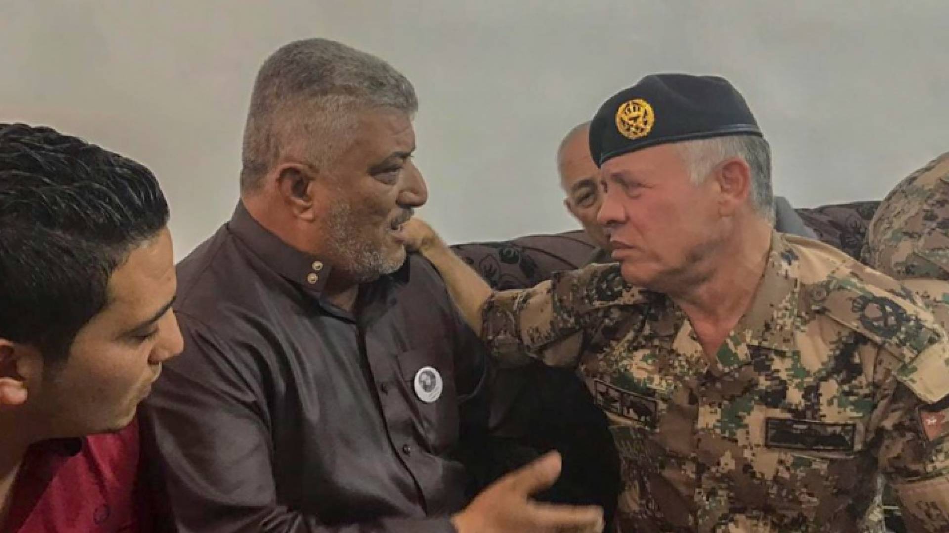 الملك يقدم واجب العزاء بالشهيد علي عدنان قوقزة في جرش