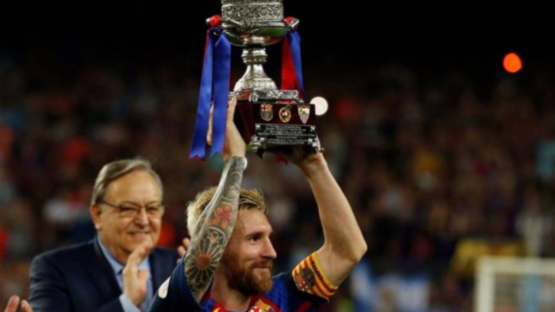 ميسي يحمل كأس السوبر الإسبانية