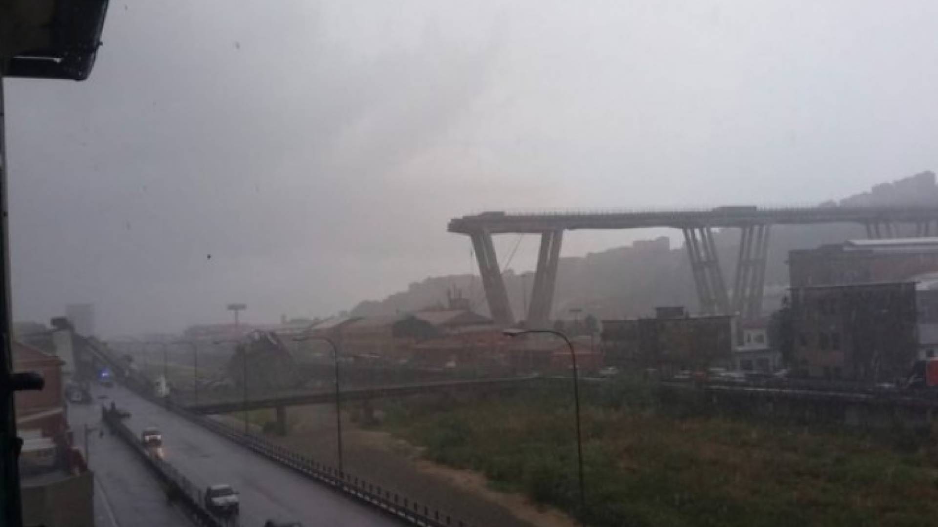 صورة لانهيار الجسر