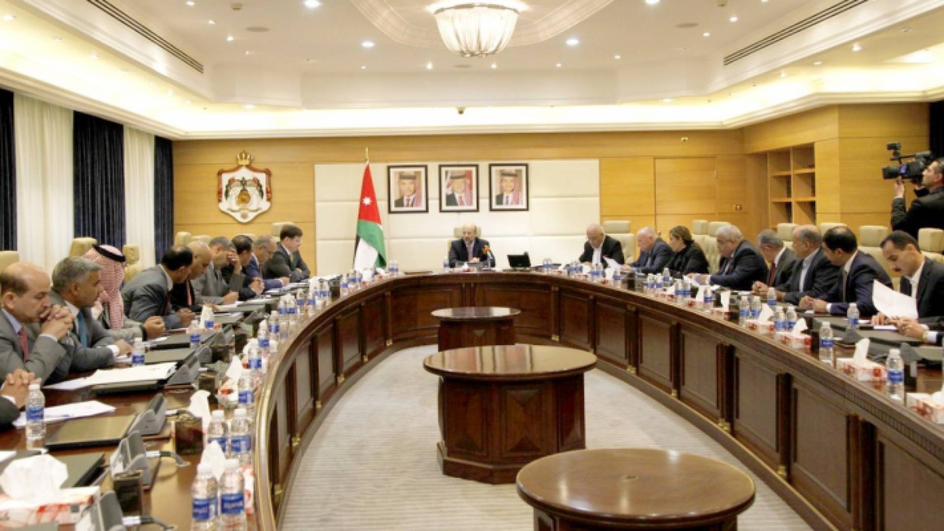 اجتماع الرزاز مع رؤساء مجالس المحافظات في المملكة