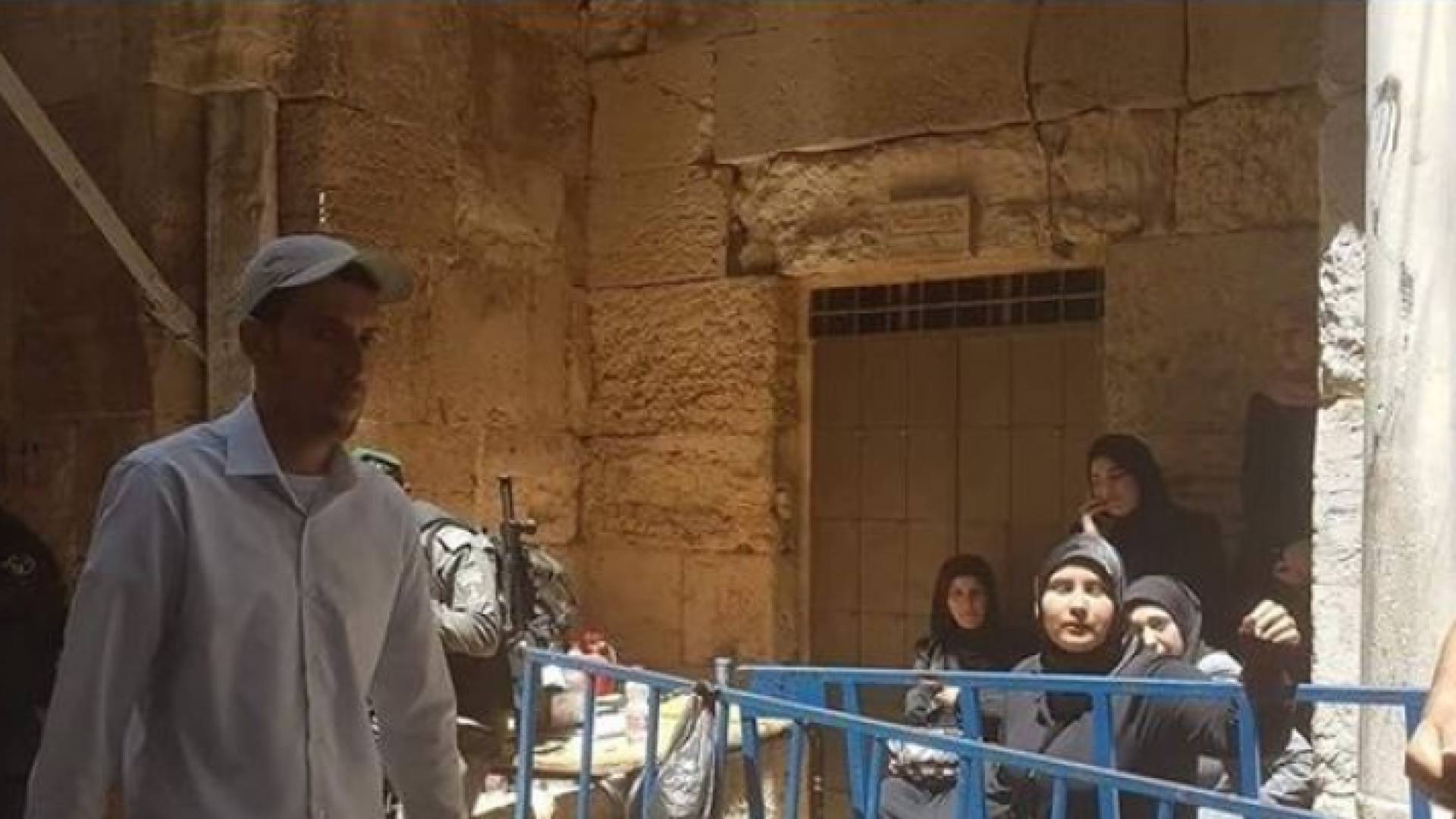 الاحتلال يعتقل نسوة على أبواب الأقصى