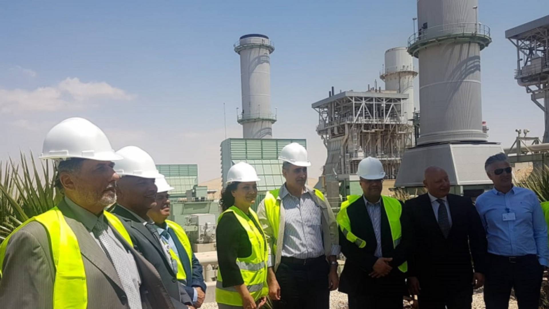 زواتي خلال زيارتها لمحطة كهرباء السمرا في منطقة الهاشمية