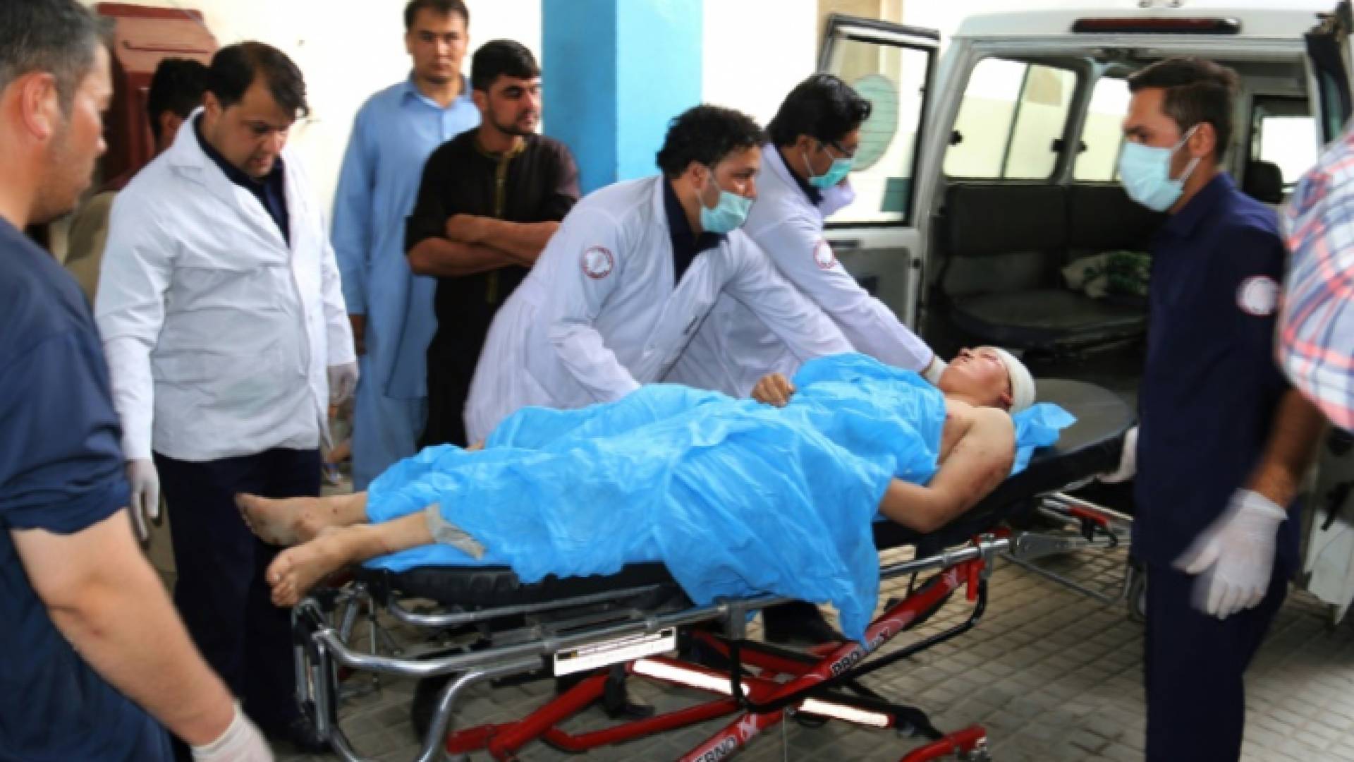 متطوعون افغان ينقلون شابا جريحا على حمالة إلى مستشفى في كابول - ا ف ب