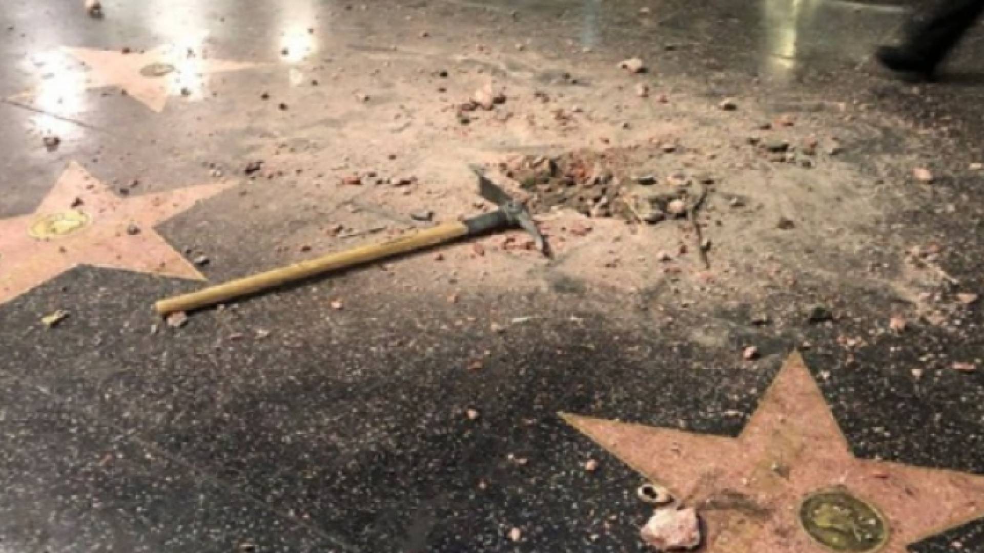 تدمير نجمة دونالد ترمب في هوليوود