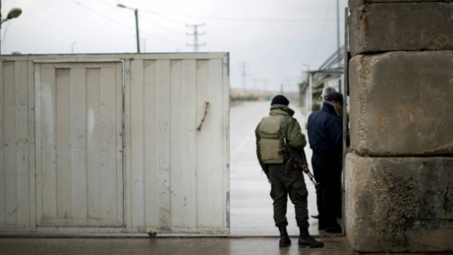 عناصر أمن من حركة حماس يقفون عند الجانب الفلسطيني من معبر إيريز