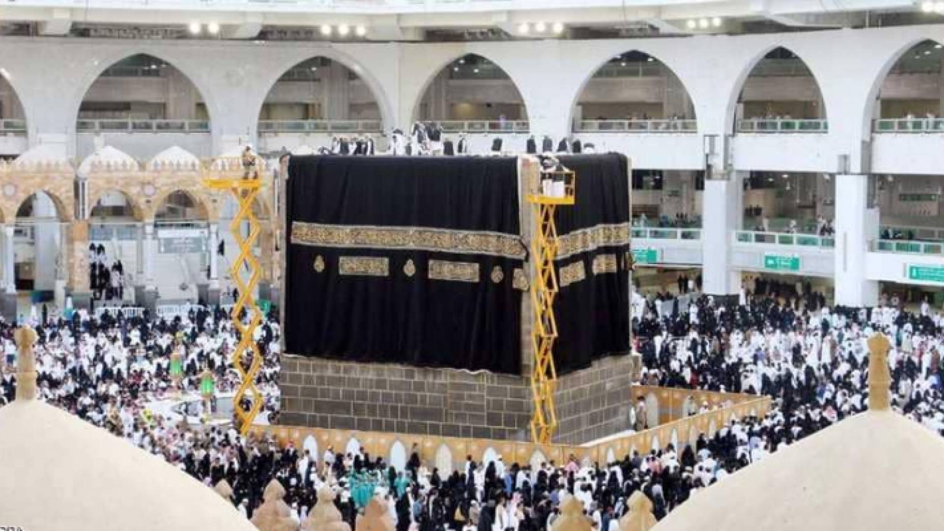 صورة أثنار عملية استبدال كسوة الكعبة