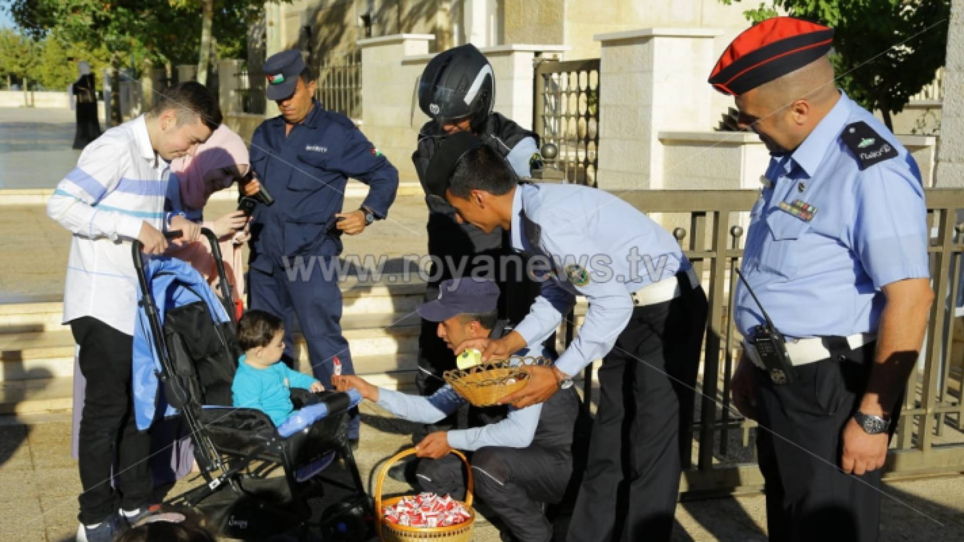 رجال السير يوزعون حلوى العيد