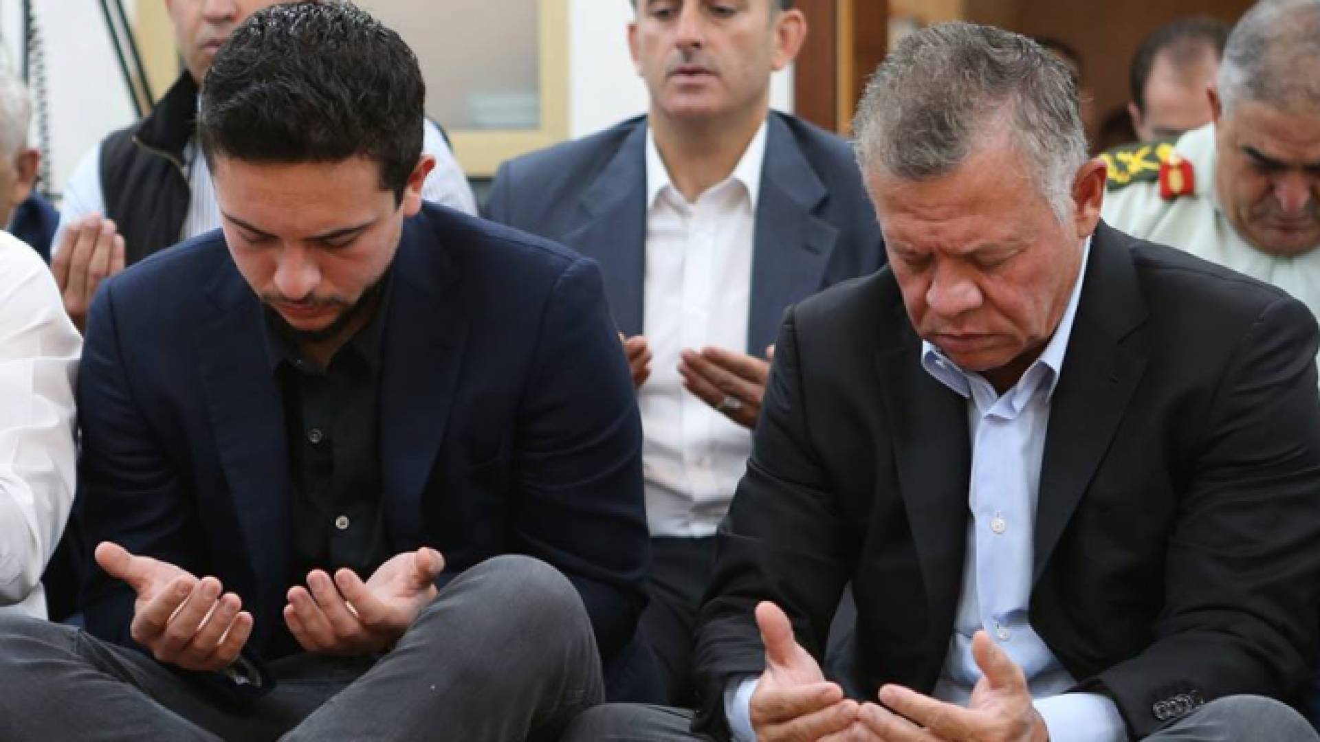 الملك وولي العهد وأسر شهداء أحداث الفحيص والسلط يؤدون صلاة العيد في العقبة